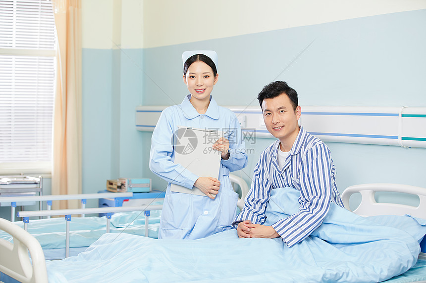 护士询问记录病人身体状况