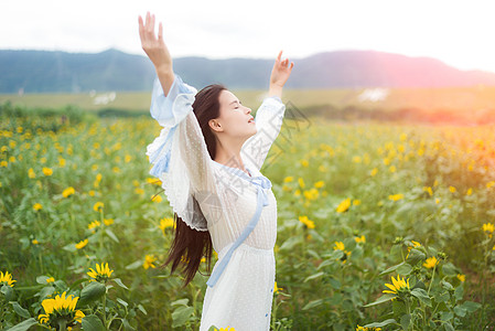 向日葵女孩拥抱自然高清图片