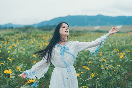 跳舞的女孩随风起舞的向日葵少女背景