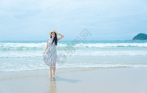 深圳西冲沙滩上的少女微笑图片