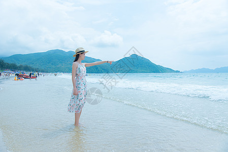 深圳西冲沙滩上的少女高清图片