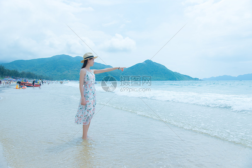 深圳西冲沙滩上的少女图片