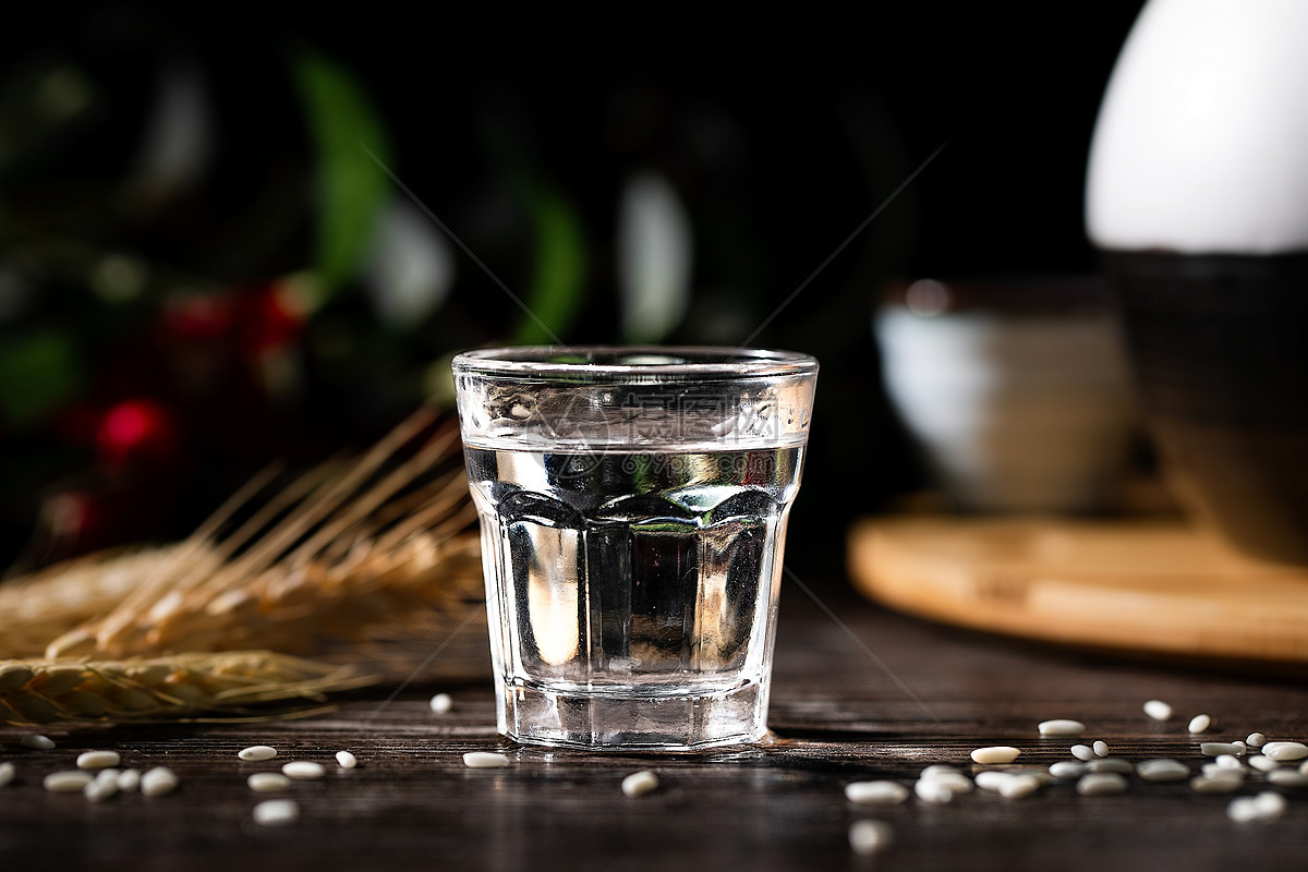 高档白酒跌价 贵州茅台走下神坛-金融频道_新华网