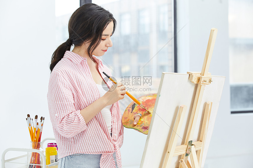 美女画家认真绘画侧面形象图片