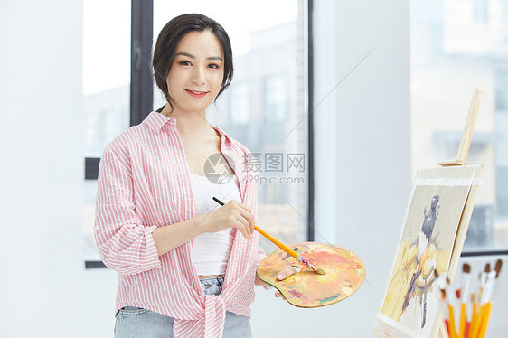 美女画家认真绘画形象图片