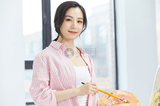 美女画家认真绘画形象图片