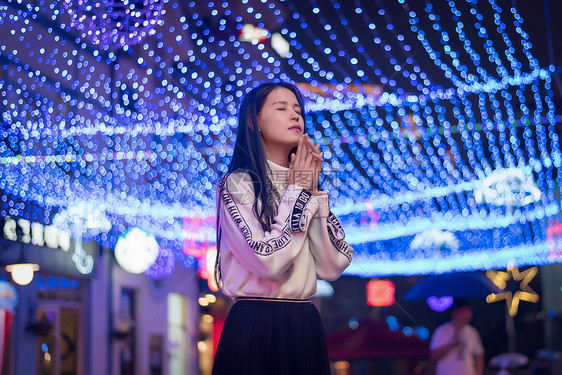 都市夜景少女祈祷人像图片