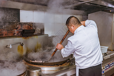 厨师做菜厨师在厨房翻炒食物【媒体用图】背景