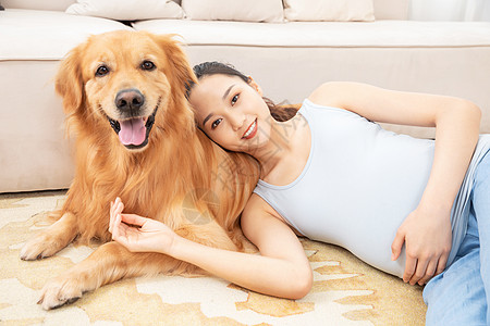 孕妇与宠物狗相伴图片