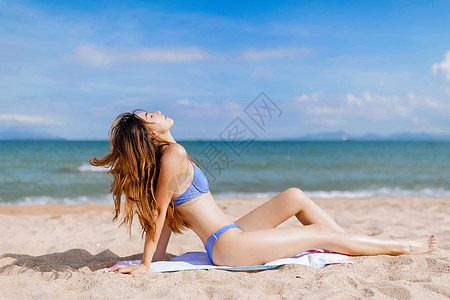 海边泳装美女海边美女日光浴背景