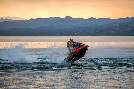 水上摩托艇冲浪极限运动【媒体用图】（仅限媒体用图使用，不可用于商业用途）图片