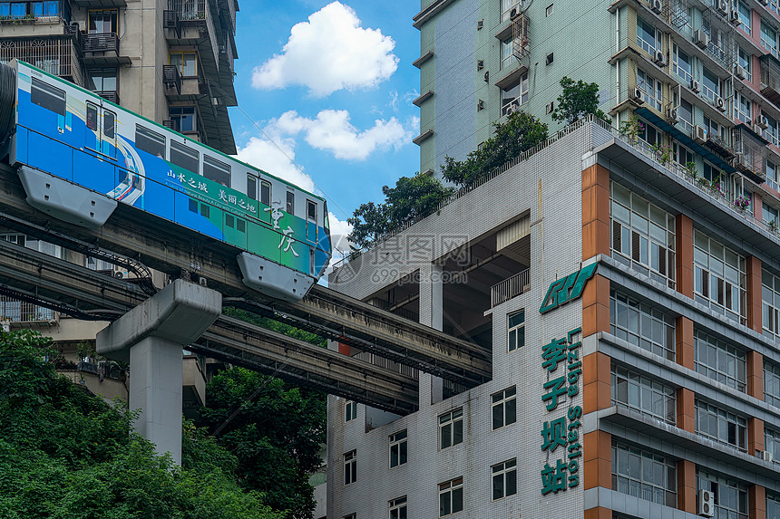 重庆地标李子坝地铁站图片