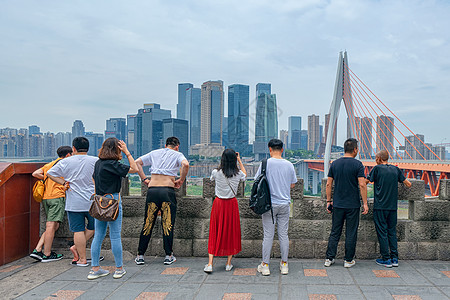 重庆嘉陵江观景台前看风景的人【媒体用图】背景图片