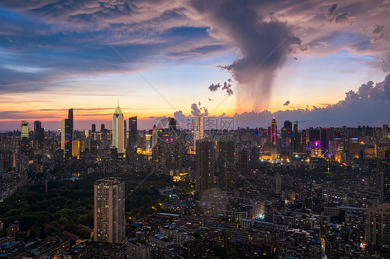 台风暴雨极端天气下的城市夜景风光图片