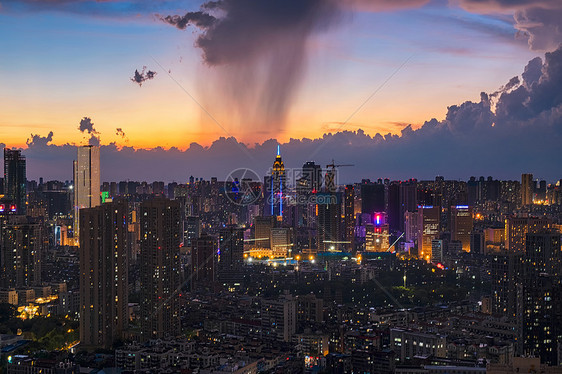 大风天气城市夜景建筑风光图片