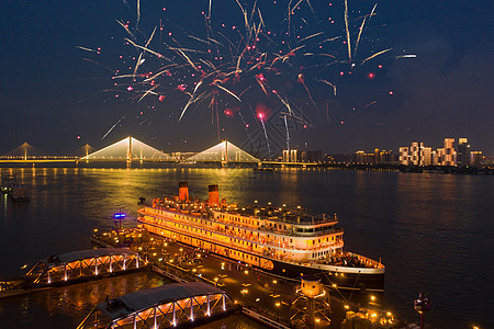 江景建筑烟花四溢的节日城市天空夜景背景