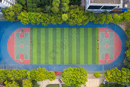 跑道小区都市楼盘小区的足球场背景