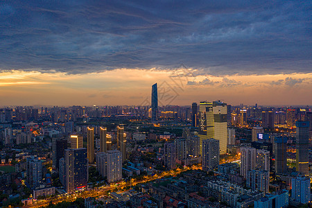 乌云笼罩下的都市夜景风光图片