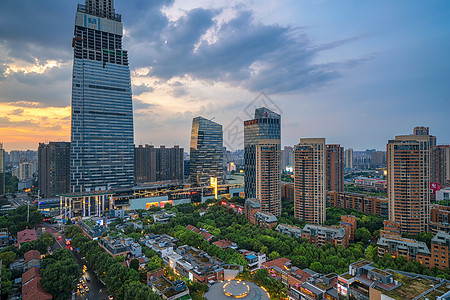 公园夜景夕阳晚霞下在建中的城市地标写字楼建筑背景