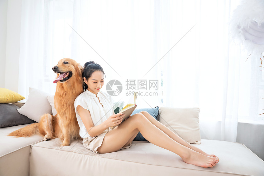美女主人与宠物狗相伴看书图片