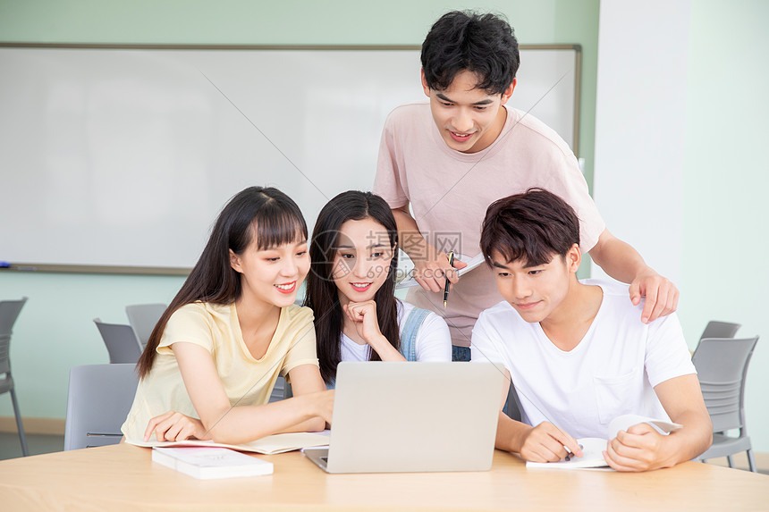 大学生教室笔记本电脑学习图片