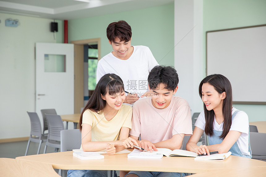 大学生学习交流交谈图片