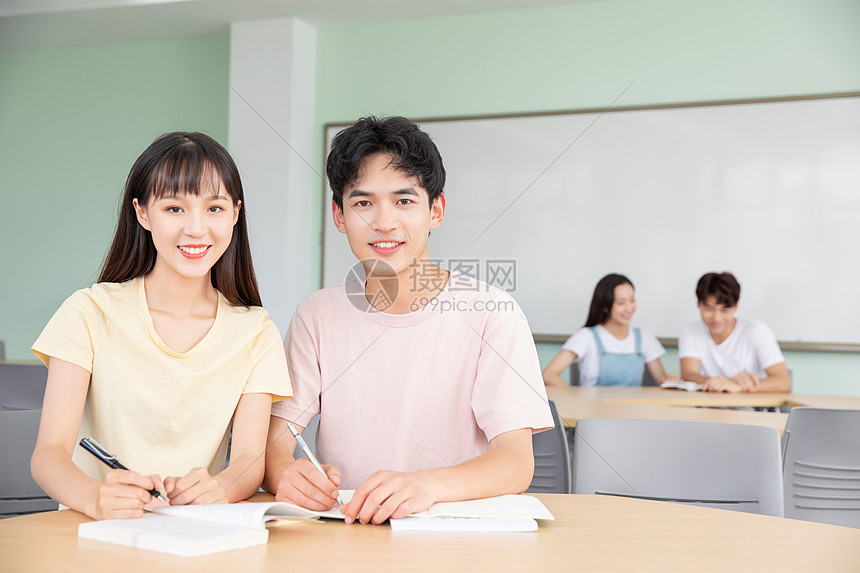 大学生学习交流交谈图片