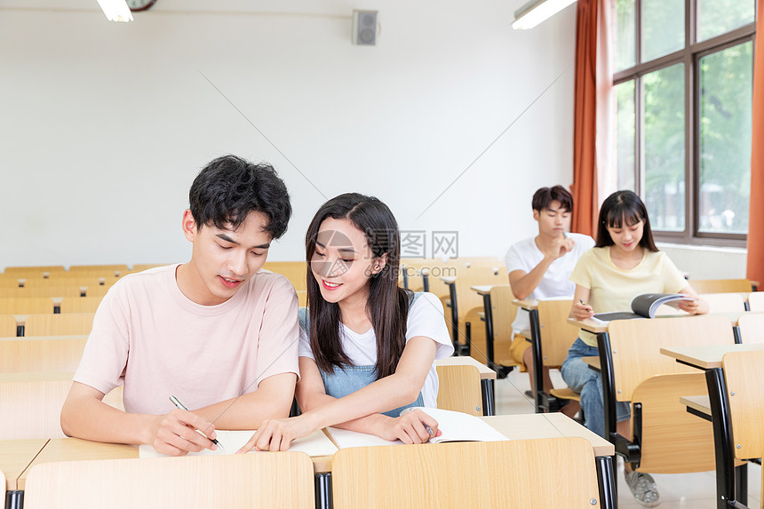 大学生上课学习图片