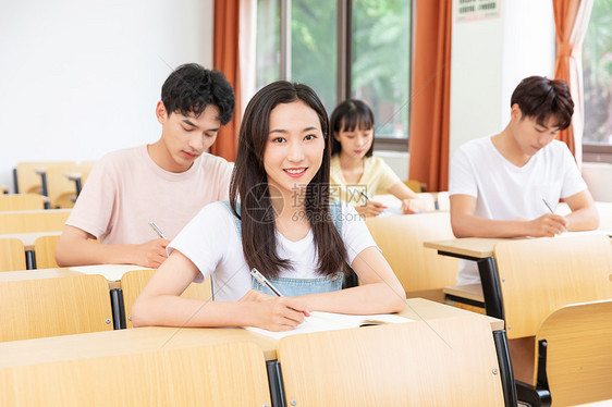 大学生上课学习图片