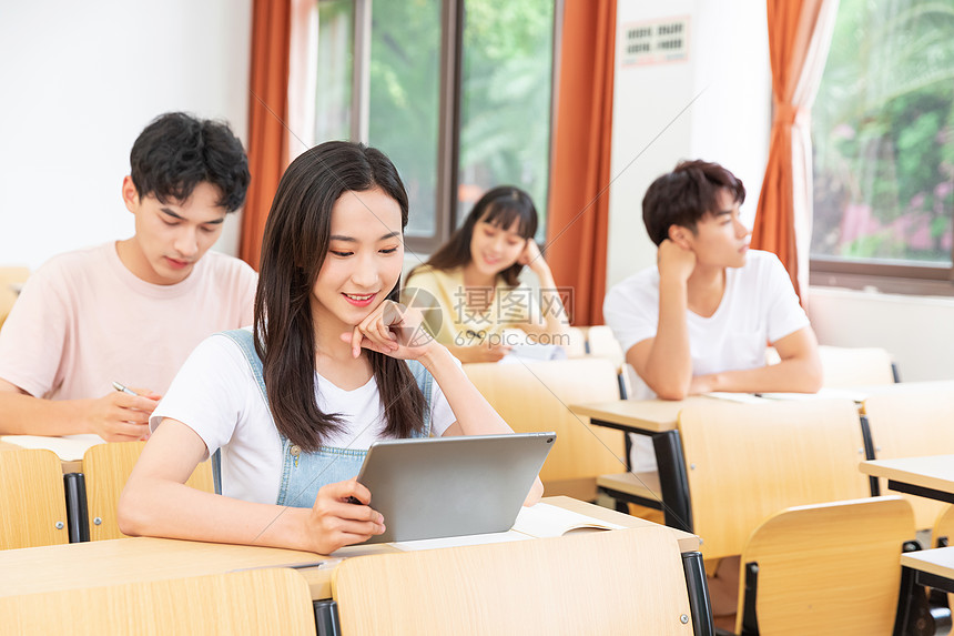 大学生上课平板电脑学习图片