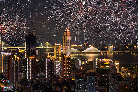 十一黄金周烟花四溢的城市璀璨夜景背景