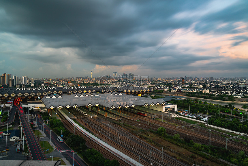 极端天气下的苏州火车站高清图片下载-