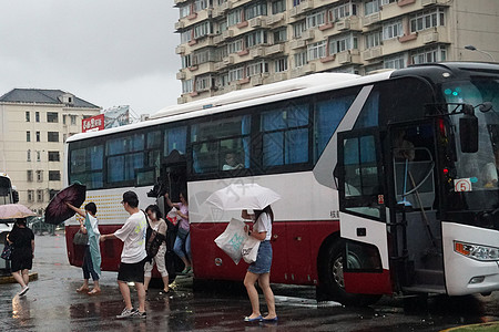 马利2019年8月9日上海，利奇马台风天气公交出行的市民【媒体用图】背景