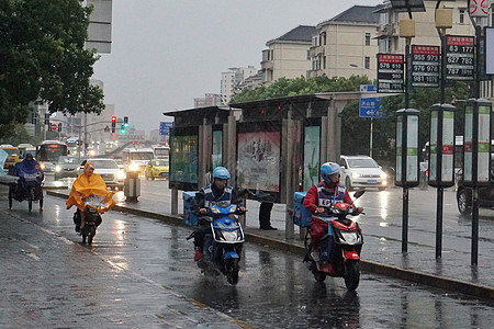 2019年年历2019年8月10日上海，利奇马台风天气小哥雨中送外卖【媒体用图】背景