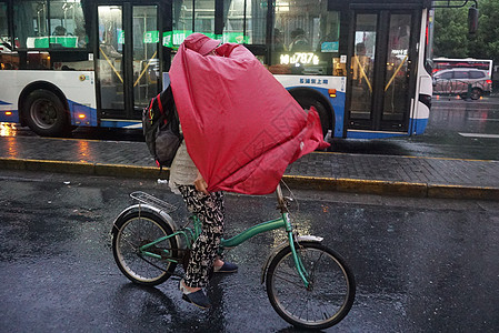 雨中骑车利奇马风雨交加高清图片