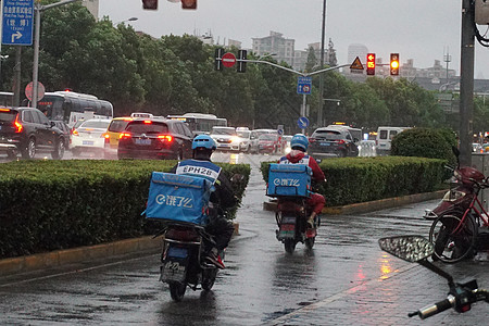 雨中骑车上海台风利奇马高清图片