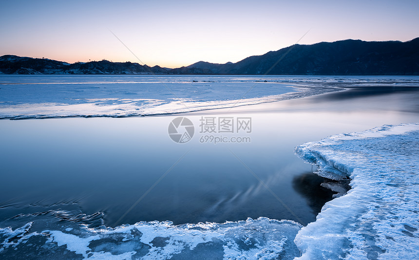 冬天冰雪河流风景图片