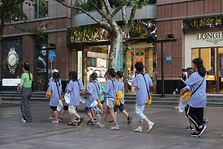 2019.8.11，暑期学校夏令营组织学生游览上海南京路【媒体用图】（仅限媒体用图，不可用于商业用途）背景图片