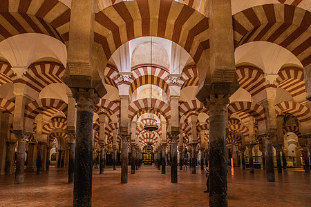 西班牙科尔多瓦著名旅游景点清真寺内部高清图片