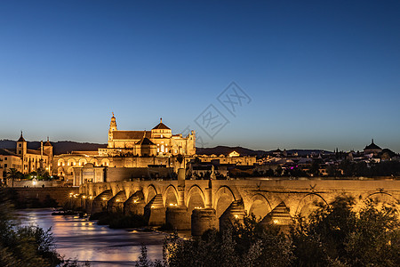 西班牙科尔多瓦著名景区老城区夜景图片