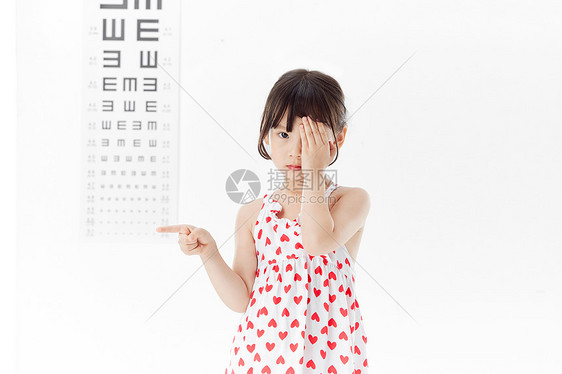 可爱小女孩测单眼视力图片