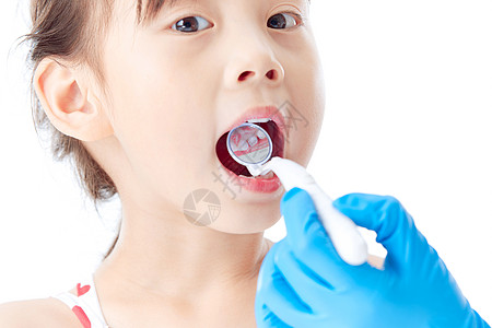 小女孩做牙齿检查