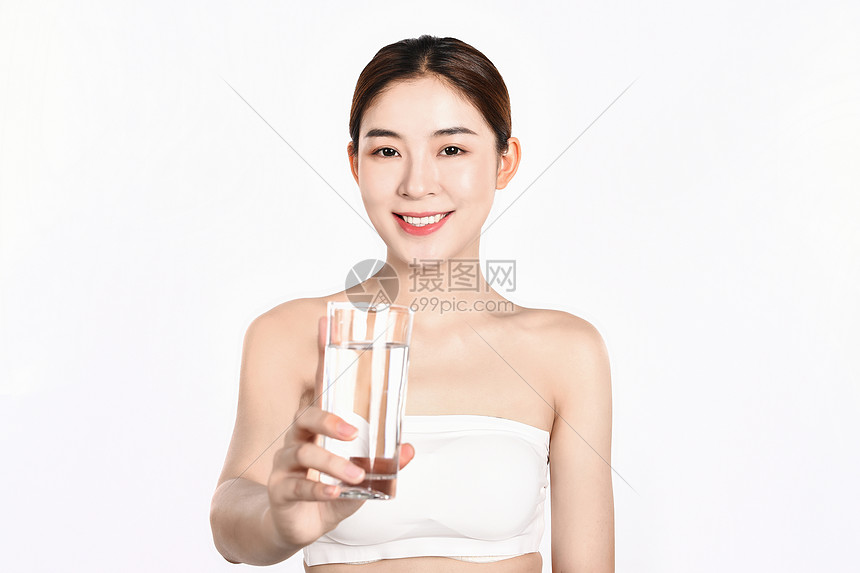 喝水的女生图片