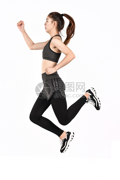 健身运动跳跃的女生图片