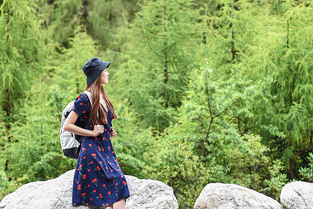 背包旅行的女生背景