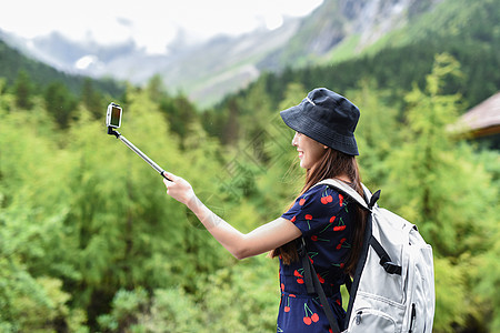 旅行自拍的女生高清图片