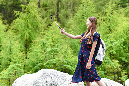 户外登山旅行自拍的女生背景