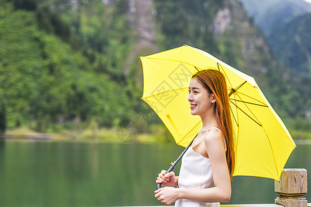 撑伞女子美女户外撑伞打伞形象背景