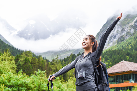 登山女孩运动女生拥抱大自然背景