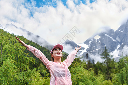 爬山运动运动女生拥抱大自然背景